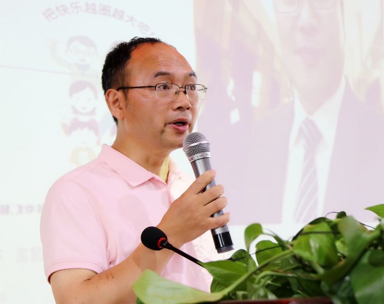 李忠良在汉昌学区首届科技辅导员协会成立大会上发言